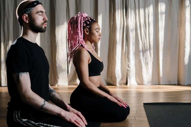 Wie Yoga gegen Stress, Burnout und Depressionen hilft