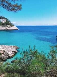 Yogaretreats in Spanien locken mit Meer