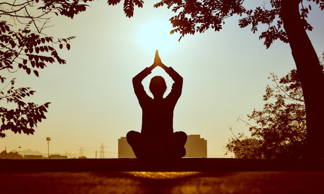 Yoga im Alter: Beweglich bleiben und Lebensfreude bewahren